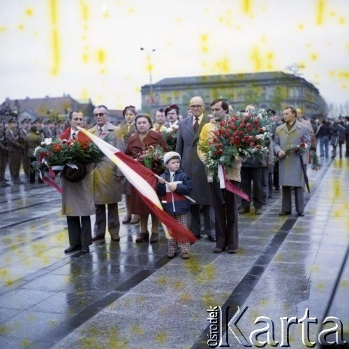 1.05.1981, Warszawa, Polska.
Święto Pracy. Uczestnicy pochodu pierwszomajowego składają wieńce przy Grobie Nieznanego Żołnierza na Placu Zwycięstwa (obecnie Plac Józefa Piłsudskiego).
Fot. Edward Grochowicz, zbiory Ośrodka KARTA 
