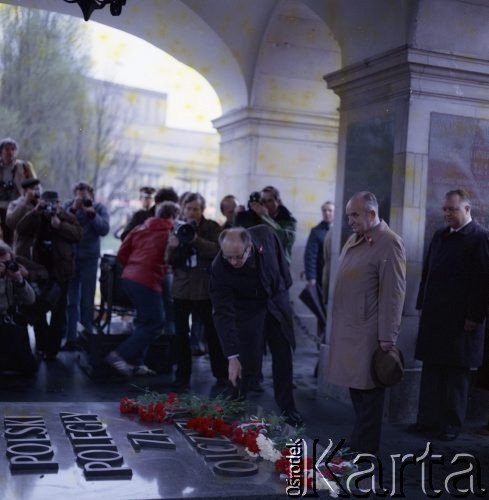 1.05.1981, Warszawa, Polska.
Obchody święta 1 Maja na Placu Zwycięstwa (obecnie Plac Piłsudskiego). Przy Grobie Nieznanego Żołnierza składają kwiaty przedstawiciele władz partyjnych i państwowych. Od lewej stoją: I sekretarz Komitetu Warszawskiego Polskiej Zjednoczonej Partii Robotniczej Stanisław Kociołek, marszałek Sejmu Stanisław Gucwa, I sekretarz Komitetu Centralnego PZPR Stanisław Kania.
Fot. Edward Grochowicz, zbiory Ośrodka KARTA 
