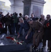 1.05.1981, Warszawa, Polska.
Obchody święta 1 Maja na Placu Zwycięstwa (obecnie Plac Piłsudskiego). Przy Grobie Nieznanego Żołnierza składają kwiaty przedstawiciele władz partyjnych i państwowych. Przy pomniku stoją od lewej: NN, premier rządu gen. Wojciech Jaruzelski, wicepremier i przewodniczący Stronnictwa Narodowego Edward Kowalczyk.
Fot. Edward Grochowicz, zbiory Ośrodka KARTA