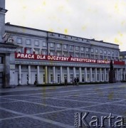 1.05.1981, Warszawa, Polska.
Obchody święta 1 Maja. Widoczny transparent na fasadzie Teatru Wielkiego przy Placu Teatralnym.
Fot. Edward Grochowicz, zbiory Ośrodka KARTA 
