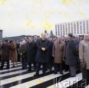 1.05.1981, Warszawa, Polska.
Przedstawiciele władz partyjnych i państwowych na obchodach święta 1 Maja na Placu Zwycięstwa (obecnie Plac Józefa Piłsudskiego). W pierwszym rzędzie od prawej stoją: marszałek sejmu Stanisław Gucwa, NN, wicepremier Mieczysław Jagielski, I sekretarz KC PZPR Stanisław Kania,  NN, NN. 
Fot. Edward Grochowicz, zbiory Ośrodka KARTA 
