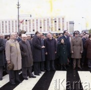 1.05.1981, Warszawa, Polska.
Przedstawiciele władz partyjnych i państwowych na obchodach święta 1 Maja. Stoją od lewej: marszałek Sejmu Stanisław Gucwa, przewodniczący Rady Państwa Henryk Jabłoński, I sekretarz Komitetu Warszawskiego Polskiej Zjednoczonej Partii Robotniczej Stanisław Kociołek, NN, I sekretarz KC PZPR Stanisław Kania, członek KC PZPR Felicja Fornalska, premier gen. Wojciech Jaruzelski. Za kobietą stoi wicepremier i prezes Zjednoczonego Stronnictwa Ludowego Roman Malinowski.
Fot. Edward Grochowicz, zbiory Ośrodka KARTA 
