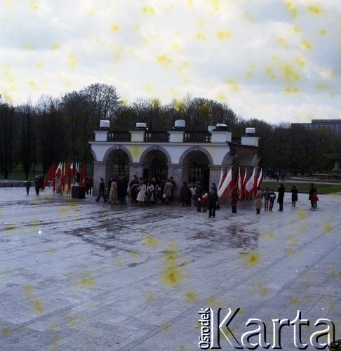 1.05.1981, Warszawa, Polska.
Obchody święta 1 Maja na Placu Zwycięstwa (obecnie Plac Piłsudskiego) przy Grobie Nieznanego Żołnierza.
Fot. Edward Grochowicz, zbiory Ośrodka KARTA 
