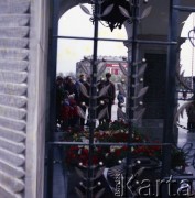 1.05.1981, Warszawa, Polska.
Obchody święta 1 Maja na Placu Zwycięstwa (obecnie Plac Piłsudskiego) przy Grobie Nieznanego Żołnierza. 
Fot. Edward Grochowicz, zbiory Ośrodka KARTA 
