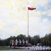 1.05.1981, Warszawa, Polska.
Obchody święta 1 Maja na Placu Zwycięstwa (obecnie Plac Piłsudskiego) przy Grobie Nieznanego Żołnierza. Na pierwszym planie widoczny maszt z flagą państwową.
Fot. Edward Grochowicz, zbiory Ośrodka KARTA
