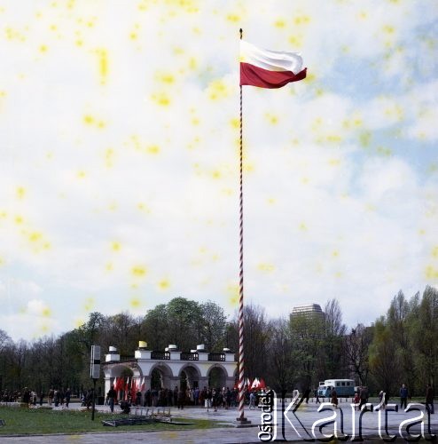 1.05.1981, Warszawa, Polska.
Obchody święta 1 Maja na Placu Zwycięstwa (obecnie Plac Piłsudskiego) przy Grobie Nieznanego Żołnierza. Na pierwszym planie widoczny maszt z flagą państwową.
Fot. Edward Grochowicz, zbiory Ośrodka KARTA
