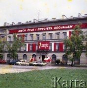 1.05.1981, Warszawa, Polska.
Obchody święta 1 Maja. Transparent zawieszony na fasadzie Domu Funduszu Kwaterunku Wojskowego (Domu bez Kantów) od strony Placu Zwycięstwa (obecnie Plac Józefa Piłsudskiego).
Fot. Edward Grochowicz, zbiory Ośrodka KARTA 
