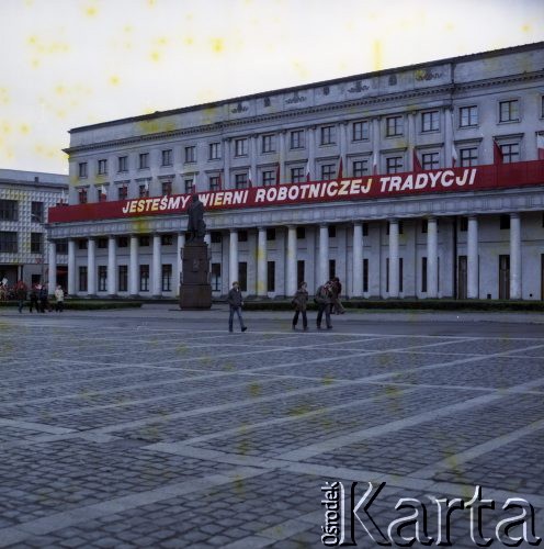 1.05.1981, Warszawa, Polska.
Obchody święta 1 Maja. Widoczny transparent na fasadzie Teatru Wielkiego przy Placu Teatralnym i pomnik Stanisława Moniuszki. W oddali uczestnicy pochodu pierwszomajowego wchodzący na plac.
Fot. Edward Grochowicz, zbiory Ośrodka KARTA 
