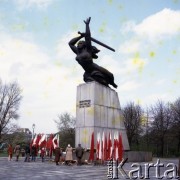 1.05.1981, Warszawa, Polska.
Pomnik Bohaterów Warszawy (Nike) na Placu Teatralnym, przy którym odbywały się obchody Święta 1 Maja. 
Fot. Edward Grochowicz, zbiory Ośrodka KARTA 
