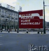 1.05.1981, Warszawa, Polska.
Obchody święta 1 Maja. Na pierwszym planie widoczny transparent na Placu Konstytucji. W głębi budynki Marszałkowskiej Dzielnicy Mieszkaniowej.
Fot. Edward Grochowicz, zbiory Ośrodka KARTA 
