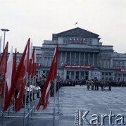 1.05.1981, Warszawa, Polska.
Obchody święta 1 Maja na Placu Teatralnym. Po lewej stronie stoi Orkiestra Reprezentacyjna Wojska Polskiego. W głębi widoczne transparenty na fasadzie Teatru Wielkiego.
Fot. Edward Grochowicz, zbiory Ośrodka KARTA 
