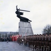 1.05.1981, Warszawa, Polska.
Obchody święta 1 Maja na Placu Teatralnym. Przed Pomnikiem Bohaterów Warszawy (Nike) stoją żołnierze ludowego Wojska Polskiego.
Fot. Edward Grochowicz, zbiory Ośrodka KARTA 
