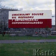 1.05.1981, Warszawa, Polska.
Obchody święta 1 Maja. Na pierwszym planie widoczny transparent przy skrzyżowaniu ulicy Marszałkowskiej i Alei Jerozolimskich. W głębi widoczna Rotunda i stojący obok wieżowiec Universalu.
Fot. Edward Grochowicz, zbiory Ośrodka KARTA 
