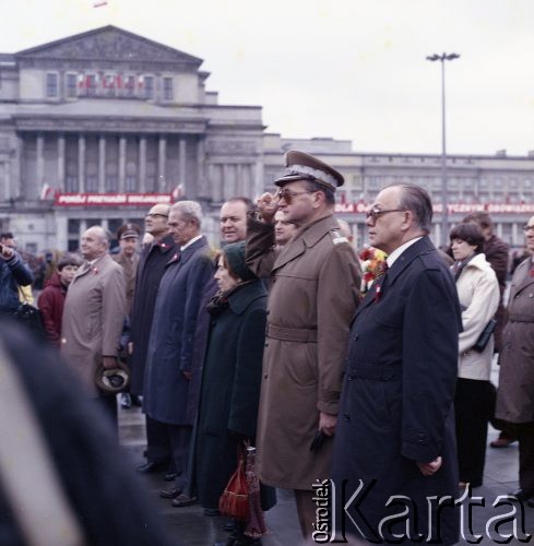 1.05.1981, Warszawa, Polska.
Przedstawiciele władz partyjnych i państwowych na obchodach święta 1 Maja na Placu Teatralnym. Stoją od lewej: marszałek Sejmu Stanisław Gucwa, sekretarz Komitetu Warszawskiego PZPR Stanisław Kociołek, NN, I sekretarz KC PZPR Stanisław Kania, członek KC PZPR Felicja Fornalska, premier gen. Wojciech Jaruzelski, wicepremier i przewodniczący Stronnictwa Narodowego Edward Kowalczyk.
Fot. Edward Grochowicz, zbiory Ośrodka KARTA