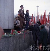 1.05.1981, Warszawa, Polska.
Przedstawiciele władz partyjnych i państwowych na obchodach święta 1 Maja na Placu Teatralnym. I sekretarz Komitetu Warszawskiego PZPR Stanisław Kociołek składa kwiaty pod Pomnikiem Bohaterów Warszawy (Nike). 1. z prawej stoi członek KC PZPR Felicja Fornalska.
Fot. Edward Grochowicz, zbiory Ośrodka KARTA 

