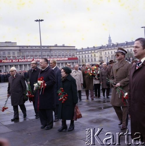 1.05.1981, Warszawa, Polska.
Przedstawiciele władz partyjnych i państwowych na obchodach święta 1 Maja na Placu Teatralnym. Na zdjęciu czekają na złożenie kwiatów pod Pomnikiem Bohaterów Warszawy (Nike). 1. z lewej stoi przewodniczący Rady Państwa Henryk Jabłoński, 2. I sekretarz Komitetu Warszawskiego Polskiej Zjednoczonej Partii Robotniczej Stanisław Kociołek, 3. I sekretarz Komitetu Centralnego PZPR Stanisław Kania, 4. członek KC PZPR Felicja Fornalska. 2. z prawej stoi premier rządu gen. Wojciech Jaruzelski.
Fot. Edward Grochowicz, zbiory Ośrodka KARTA 
