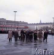 1.05.1981, Warszawa, Polska.
Przedstawiciele władz partyjnych i państwowych na obchodach święta 1 Maja na Placu Teatralnym. W głębi widoczny transparent na fasadzie Teatru Wielkiego. Idą od lewej: marszałek Sejmu Stanisław Gucwa, przewodniczący Rady Państwa Henryk Jabłoński,  I sekretarz Komitetu Warszawskiego PZPR Stanisław Kociołek, NN, I sekretarz KC PZPR Stanisław Kania, NN, premier gen. Wojciech Jaruzelski, wicepremier i przewodniczący Stronnictwa Narodowego Edward Kowalczyk.
Fot. Edward Grochowicz, zbiory Ośrodka KARTA 
