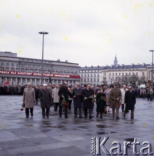 1.05.1981, Warszawa, Polska.
Przedstawiciele władz partyjnych i państwowych na obchodach święta 1 Maja na Placu Teatralnym. W głębi widoczny transparent na fasadzie Teatru Wielkiego. Idą od lewej: marszałek Sejmu Stanisław Gucwa, przewodniczący Rady Państwa Henryk Jabłoński,  I sekretarz Komitetu Warszawskiego PZPR Stanisław Kociołek, NN, I sekretarz KC PZPR Stanisław Kania, NN, premier gen. Wojciech Jaruzelski, wicepremier i przewodniczący Stronnictwa Narodowego Edward Kowalczyk.
Fot. Edward Grochowicz, zbiory Ośrodka KARTA 
