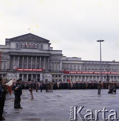 1.05.1981, Warszawa, Polska.
Obchody święta 1 Maja na Placu Teatralnym. Na zdjęciu widoczne transparenty na fasadzie Teatru Wielkiego.
Fot. Edward Grochowicz, zbiory Ośrodka KARTA 
