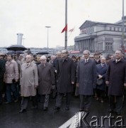 1.05.1981, Warszawa, Polska.
Przedstawiciele władz partyjnych i państwowych na obchodach święta 1 Maja na Placu Teatralnym. Od lewej idą: marszałek Sejmu Stanisław Gucwa, przewodniczący Rady Państwa Henryk Jabłoński, I sekretarz Komitetu Warszawskiego Polskiej Zjednoczonej Partii Robotniczej Stanisław Kociołek, NN, I sekretarz Komitetu Centralnego PZPR Stanisław Kania. W głębi widoczny Teatr Wielki. 
Fot. Edward Grochowicz, zbiory Ośrodka KARTA