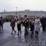 1.05.1981, Warszawa, Polska.
Obchody święta 1 Maja na Placu Teatralnym. Delegacja harcerzy składa wieniec pod Pomnikiem Bohaterów Warszawy (Nike).
Fot. Edward Grochowicz, zbiory Ośrodka KARTA 
