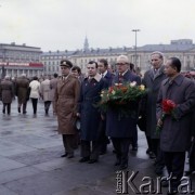 1.05.1981, Warszawa, Polska.
Delegacje zagraniczne na obchodach święta 1 Maja na Placu Teatralnym. 
Fot. Edward Grochowicz, zbiory Ośrodka KARTA 
