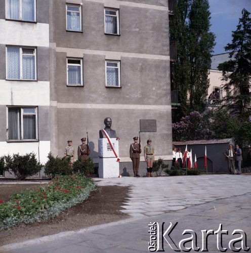 20.05.1981, Warszawa, Polska. 
Uroczystość odsłonięcia popiersia Naczelnego Wodza Polskich Sił Zbrojnych i premiera Rządu RP na Uchodźstwie gen. Władysława Sikorskiego w 100. rocznicę jego urodzin. Pomnik stoi przy ul. Tureckiej 3, w miejscu gdzie w dwudziestoleciu międzywojennym znajdowała się willa generała, o czym informuje zawieszona na ścianie bloku tablica.
Fot. Edward Grochowicz, zbiory Ośrodka KARTA
