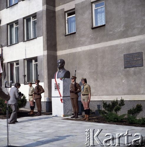 20.05.1981, Warszawa, Polska. 
Uroczystość odsłonięcia popiersia Naczelnego Wodza Polskich Sił Zbrojnych i premiera Rządu RP na Uchodźstwie gen. Władysława Sikorskiego w 100. rocznicę jego urodzin. Pomnik stoi przy ul. Tureckiej 3, w miejscu gdzie w dwudziestoleciu międzywojennym znajdowała się willa generała, o czym informuje zawieszona na ścianie bloku tablica.
Fot. Edward Grochowicz, zbiory Ośrodka KARTA