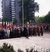 20.05.1981, Warszawa, Polska. 
Uroczystość odsłonięcia popiersia Naczelnego Wodza Polskich Sił Zbrojnych i premiera Rządu RP na Uchodźstwie gen. Władysława Sikorskiego w 100. rocznicę jego urodzin. Pomnik stoi przy ul. Tureckiej 3, w miejscu gdzie w dwudziestoleciu międzywojennym znajdowała się willa generała. Przed mikrofonem stoi prawdopodobnie minister kultury i sztuki Józef Tejchma. W pierwszym rzędzie 1. z lewej przewodniczący Rady Państwa Henryk Jabłoński. Za biskupem z lewej strony stoi przewodniczący NSZZ 