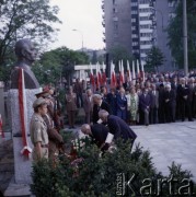 20.05.1981, Warszawa, Polska. 
Uroczystość odsłonięcia popiersia Naczelnego Wodza Polskich Sił Zbrojnych i premiera Rządu RP na Uchodźstwie gen. Władysława Sikorskiego w 100. rocznicę jego urodzin. Pomnik stoi przy ul. Tureckiej 3, w miejscu gdzie w dwudziestoleciu międzywojennym znajdowała się willa generała.
Fot. Edward Grochowicz, zbiory Ośrodka KARTA