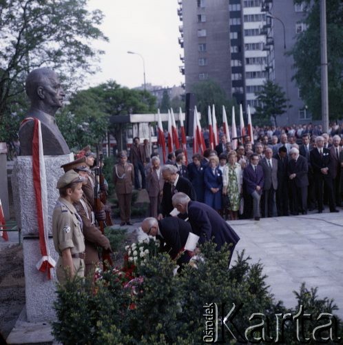 20.05.1981, Warszawa, Polska. 
Uroczystość odsłonięcia popiersia Naczelnego Wodza Polskich Sił Zbrojnych i premiera Rządu RP na Uchodźstwie gen. Władysława Sikorskiego w 100. rocznicę jego urodzin. Pomnik stoi przy ul. Tureckiej 3, w miejscu gdzie w dwudziestoleciu międzywojennym znajdowała się willa generała.
Fot. Edward Grochowicz, zbiory Ośrodka KARTA