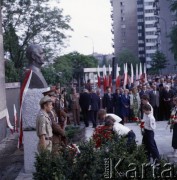 20.05.1981, Warszawa, Polska. 
Uczniowie składają kwiaty i wieńce podczas uroczystości odsłonięcia popiersia Naczelnego Wodza Polskich Sił Zbrojnych i premiera Rządu RP na Uchodźstwie gen. Władysława Sikorskiego w 100. rocznicę jego urodzin. Pomnik stoi przy ul. Tureckiej 3, w miejscu gdzie do 1939 r. znajdowała się willa generała.
Fot. Edward Grochowicz, zbiory Ośrodka KARTA