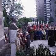 20.05.1981, Warszawa, Polska. 
Przewodniczący Rady Państwa Henryk Jabłoński odsłania popiersie Naczelnego Wodza Polskich Sił Zbrojnych i premiera Rządu RP na Uchodźstwie gen. Władysława Sikorskiego w 100. rocznicę jego urodzin. Pomnik stoi przy ul. Tureckiej 3, w miejscu gdzie do 1939 r. znajdowała się willa generała.
Fot. Edward Grochowicz, zbiory Ośrodka KARTA