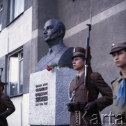 20.05.1981, Warszawa, Polska. 
Popiersie Naczelnego Wodza Polskich Sił Zbrojnych i premiera Rządu RP na Uchodźstwie gen. Władysława Sikorskiego odsłonięte w 100. rocznicę jego urodzin. Pomnik stoi przy ul. Tureckiej 3, w miejscu gdzie w dwudziestoleciu międzywojennym znajdowała się willa generała. Przy pomniku żołnierz Wojska Polskiego i harcerz pełnią wartę honorową. 
Fot. Edward Grochowicz, zbiory Ośrodka KARTA