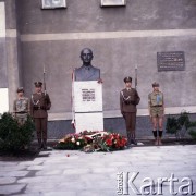 20.05.1981, Warszawa, Polska. 
Odsłonięcie popiersia Naczelnego Wodza Polskich Sił Zbrojnych i premiera Rządu RP na Uchodźstwie gen. Władysława Sikorskiego w 100. rocznicę jego urodzin. Pomnik stoi przy ul. Tureckiej 3, w miejscu gdzie do 1939 r. znajdowała się willa generała, o czym informuje zawieszona na ścianie bloku tablica. Na zdjęciu żołnierze i harcerze pełnią wartę honorową.
Fot. Edward Grochowicz, zbiory Ośrodka KARTA