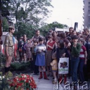 20.05.1981, Warszawa, Polska. 
Dzieci uczestniczą w uroczystości odsłonięcia popiersia Naczelnego Wodza Polskich Sił Zbrojnych i premiera Rządu RP na Uchodźstwie gen. Władysława Sikorskiego w 100. rocznicę jego urodzin. Pomnik stoi przy ul. Tureckiej 3, w miejscu gdzie w dwudziestoleciu międzywojennym znajdowała się willa generała.
Fot. Edward Grochowicz, zbiory Ośrodka KARTA