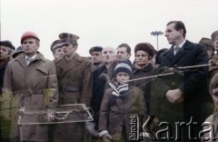 28.11.1981, Warszawa, Polska.
Otwarcie mostu im. gen. bryg. Stefana Grota-Roweckiego, będącego częścią Trasy Toruńskiej. W uroczystości bierze udział prezydent stolicy Jerzy Majewski (1. z prawej). Obok niego z lewej strony stoi prawdopodobnie córka generała, Irena Rowecka-Mielczarska.
Fot. Edward Grochowicz, zbiory Ośrodka KARTA