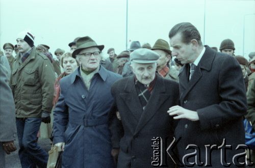 28.11.1981, Warszawa, Polska.
Otwarcie mostu im. gen. bryg. Stefana Grota-Roweckiego, będącego częścią Trasy Toruńskiej. Prezydent stolicy Jerzy Majewski (z lewej) rozmawia prawdopodobnie z kombatantami Armii Krajowej.
Fot. Edward Grochowicz, zbiory Ośrodka KARTA