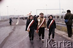 28.11.1981, Warszawa, Polska.
Harcerze biorą udział w uroczystości otwarcia mostu im. gen. bryg. Stefana Grota-Roweckiego, będącego częścią Trasy Toruńskiej. 
Fot. Edward Grochowicz, zbiory Ośrodka KARTA