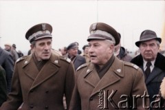 28.11.1981, Warszawa, Polska.
Generałowie ludowego Wojska Polskiego biorą udział w uroczystości otwarcia mostu im. gen. bryg. Stefana Grota-Roweckiego, będącego częścią Trasy Toruńskiej.
Fot. Edward Grochowicz, zbiory Ośrodka KARTA