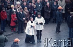 28.11.1981, Warszawa, Polska.
Msza święta zorganizowana na węźle przy Wisłostradzie w ramach otwarcia i poświęcenia mostu im. gen. bryg. Stefana Grota-Roweckiego, będącego częścią Trasy Toruńskiej. 
Fot. Edward Grochowicz, zbiory Ośrodka KARTA


