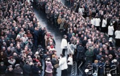 28.11.1981, Warszawa, Polska.
Tłumy warszawiaków biorą udział we mszy świętej zorganizowanej z okazji otwarcia i poświęcenia mostu im. gen. bryg. Stefana Grota-Roweckiego, będącego częścią Trasy Toruńskiej. Na zdjęciu księża rozdają komunię.
Fot. Edward Grochowicz, zbiory Ośrodka KARTA