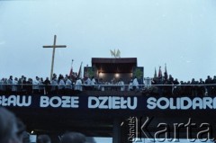 28.11.1981, Warszawa, Polska.
Ołtarz, przy którym odprawiana jest msza święta w ramach otwarcia i poświęcenia mostu im. gen. bryg. Stefana Grota-Roweckiego, będącego częścią Trasy Toruńskiej.
Fot. Edward Grochowicz, zbiory Ośrodka KARTA