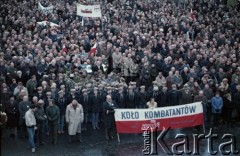 28.11.1981, Warszawa, Polska.
Tłumy warszawiaków i środowiska kombatanckie biorą udział we mszy świętej zorganizowanej z okazji otwarcia i poświęcenia mostu im. gen. bryg. Stefana Grota-Roweckiego, będącego częścią Trasy Toruńskiej.
Fot. Edward Grochowicz, zbiory Ośrodka KARTA
