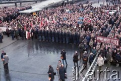 28.11.1981, Warszawa, Polska.
Tłumy warszawiaków i środowiska kombatanckie biorą udział we mszy świętej zorganizowanej z okazji otwarcia i poświęcenia mostu im. gen. bryg. Stefana Grota-Roweckiego, będącego częścią Trasy Toruńskiej.
Fot. Edward Grochowicz, zbiory Ośrodka KARTA