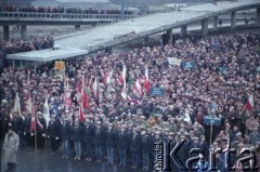 28.11.1981, Warszawa, Polska.
Warszawiacy i środowiska kombatanckie biorą udział we mszy świętej zorganizowanej z okazji otwarcia i poświęcenia mostu im. gen. bryg. Stefana Grota-Roweckiego. W pierwszym rzędzie stoją harcerze.
Fot. Edward Grochowicz, zbiory Ośrodka KARTA