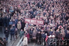 28.11.1981, Warszawa, Polska.
Tłumy warszawiaków i środowiska kombatanckie biorą udział we mszy świętej zorganizowanej z okazji otwarcia i poświęcenia mostu im. gen. bryg. Stefana Grota-Roweckiego, będącego częścią Trasy Toruńskiej. Na pierwszym planie widać transparent pracowników Płockiego Przedsiębiorstwa Robót Mostowych.
Fot. Edward Grochowicz, zbiory Ośrodka KARTA