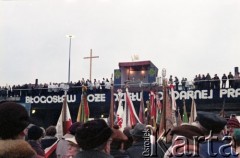 28.11.1981, Warszawa, Polska.
Ołtarz, przy którym odprawiana jest msza święta w ramach otwarcia i poświęcenia mostu im. gen. bryg. Stefana Grota-Roweckiego, będącego częścią Trasy Toruńskiej.
Fot. Edward Grochowicz, zbiory Ośrodka KARTA