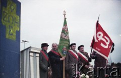 28.11.1981, Warszawa, Polska.
Uroczyste otwarcie mostu im. gen. Stefana Grota-Roweckiego. Przy ołtarzu stoją delegaci ze środowisk kombatanckich trzymający sztandary Cechu Krawców m.st. Warszawy i Grupy Armii Krajowej 1944. 
Fot. Edward Grochowicz, zbiory Ośrodka KARTA
