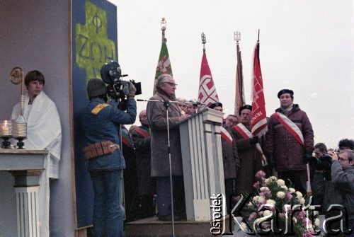 28.11.1981, Warszawa, Polska.
Otwarcie mostu im. gen. bryg. Stefana Grota-Roweckiego, będącego częścią Trasy Toruńskiej. W uroczystości biorą udział przedstawiciele władzy państwowej. 
Fot. Edward Grochowicz, zbiory Ośrodka KARTA
